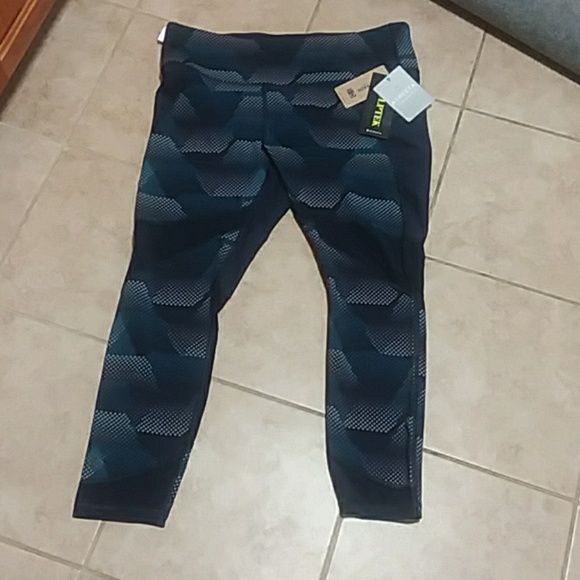 Athleta Pants - Athleta NWT Kinetic stealth Mesh 7/8 tight legging